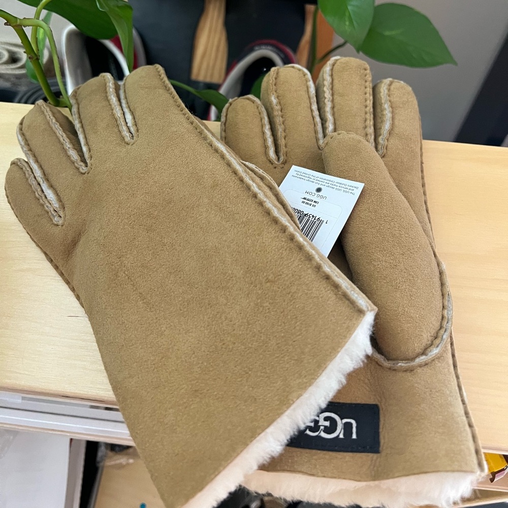 New UGG Men Sheepskin Glove Chestnut Medium